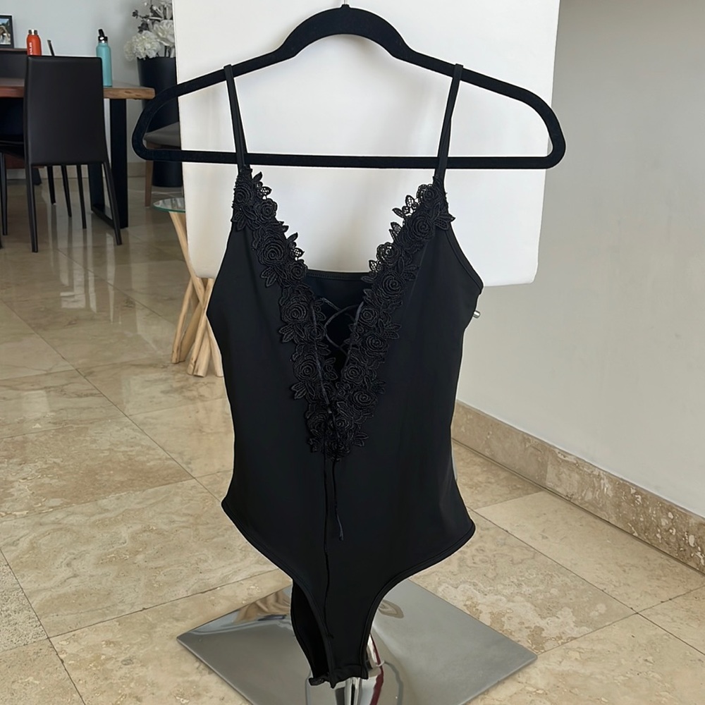 Sexy and fun bodysuit. Super cute in great condition. Worn once. Size M.
